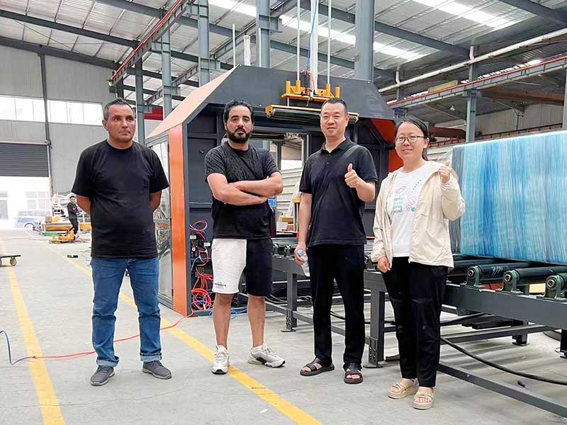 Automated horizontal wrapper sealing products in film with edge pre-cutting.